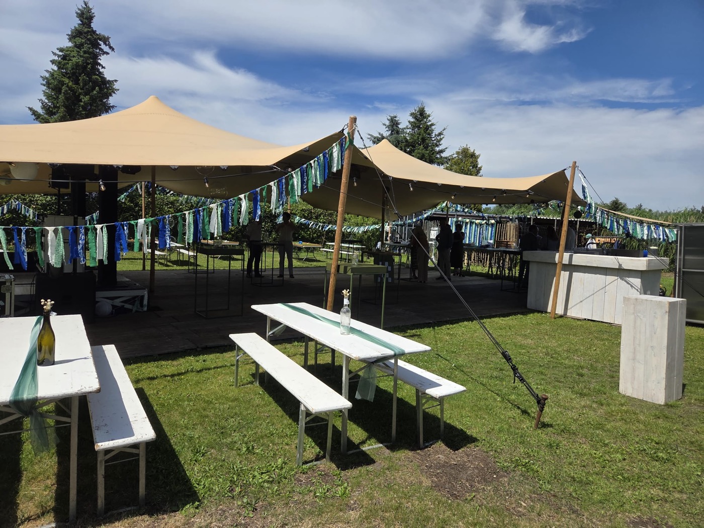 Troy Verhuur feestopstelling met stretchtent en biertafels